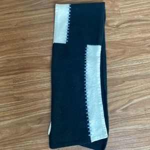 Nordstrom Black & White Scarf. Very Soft!